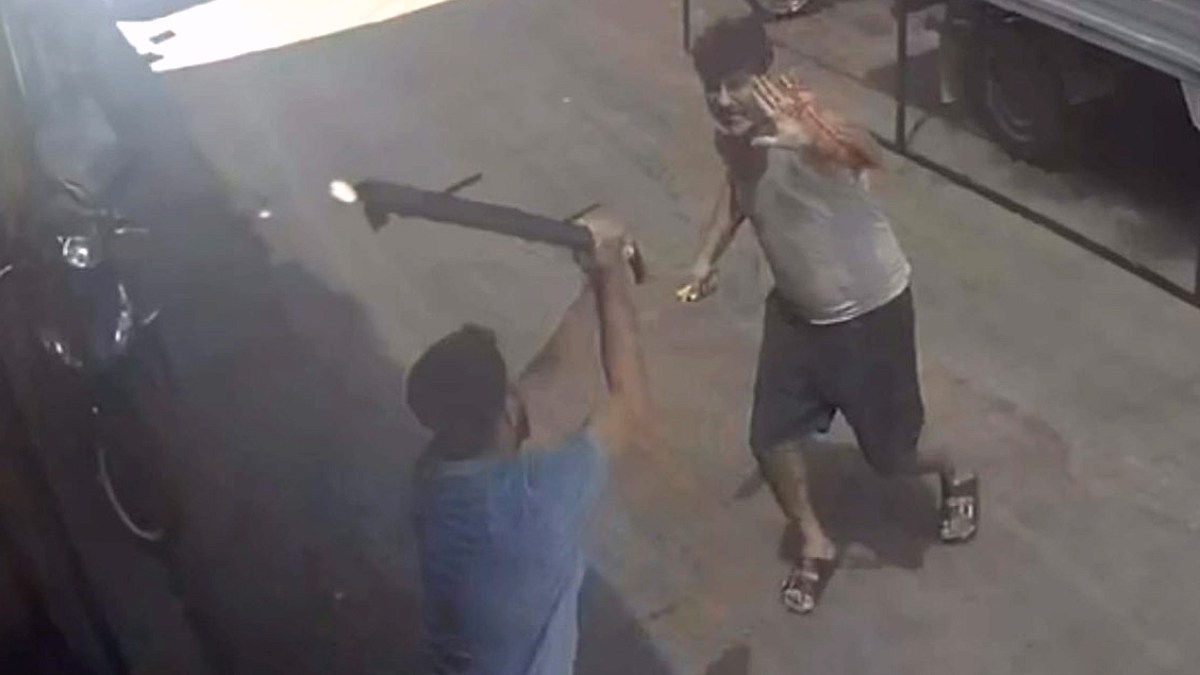 Bodrum'da İşletmeye Bıçaklı Saldırı: Sopalı Karşı Savunma Kamerada