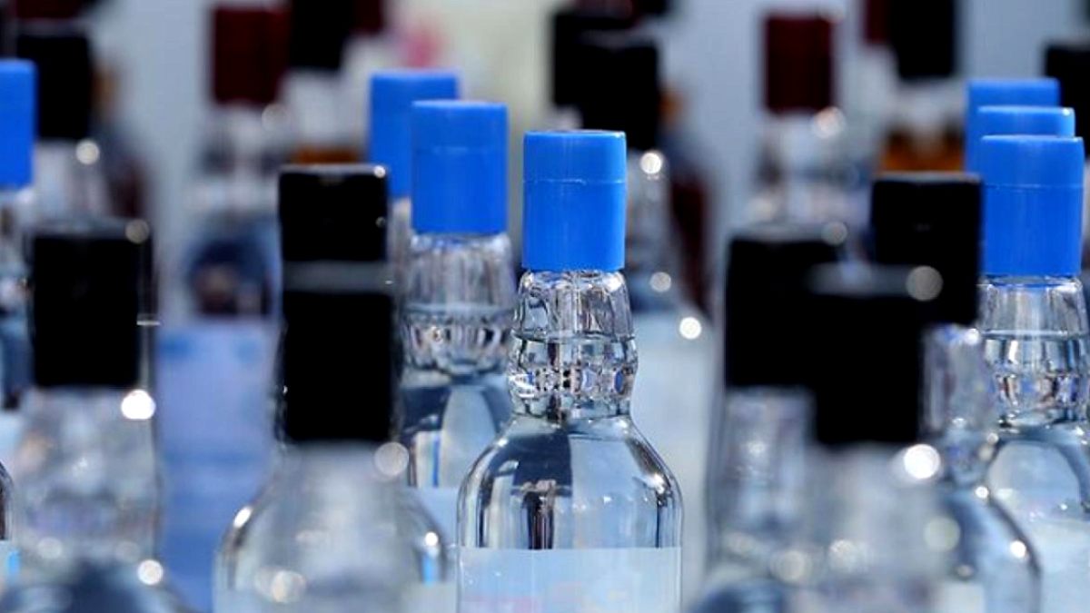 Alanya'da İşletmede Gizlenen 108 Litre Kaçak Alkole Baskın