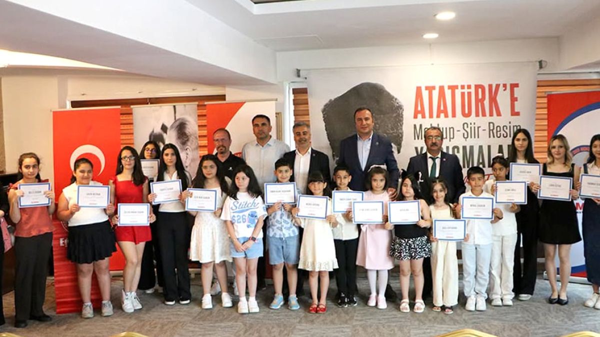 Atatürk'e Adanan Yarışmaların Ödülleri Sahiplerini Buldu: Eğitim-İş'ten Cumhuriyet Mesajı