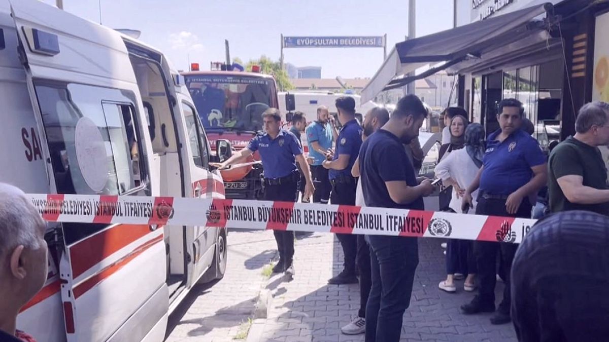 Eyüpsultan'da Gaz Sızıntısı Paniği: 5 İşçi Baygınlık Geçirdi, Bina Boşaltıldı