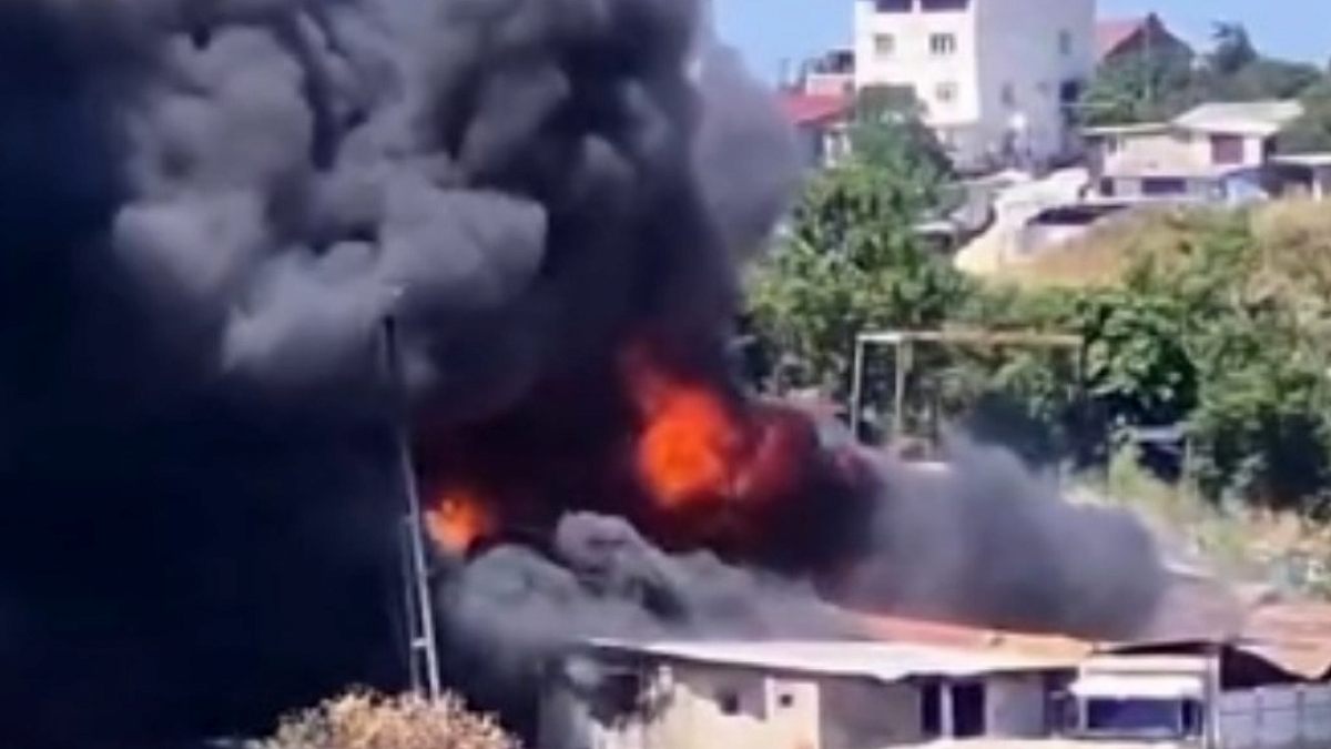 Sultangazi'de Metruk Fabrikada Büyük Yangın: Dumanlar Şehri Kapladı