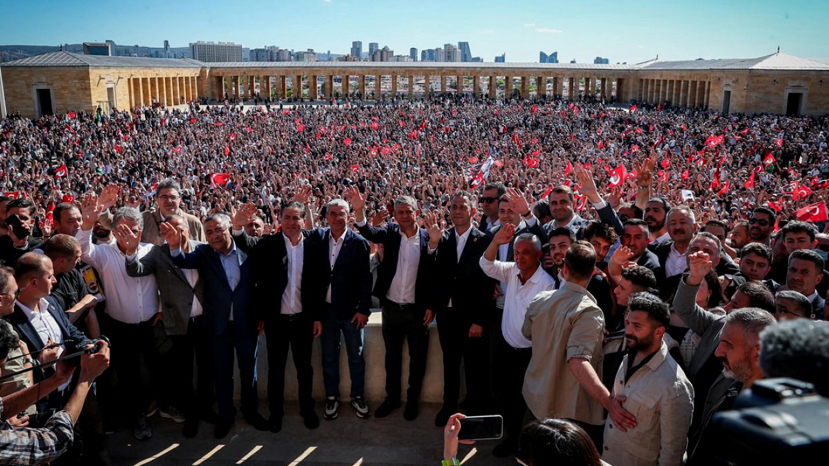 CHP'de Kritik Hafta: Kurultay İmzaları ve Liderlik Mücadelesi Belirleyici Olacak