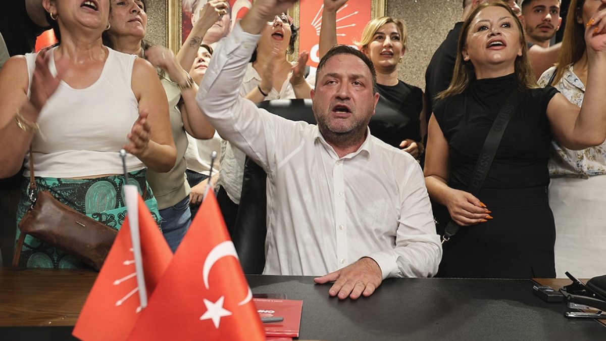 CHP İzmir İl Başkanlığı'nda Görev Değişimi Gerginliği ve Kargaşa