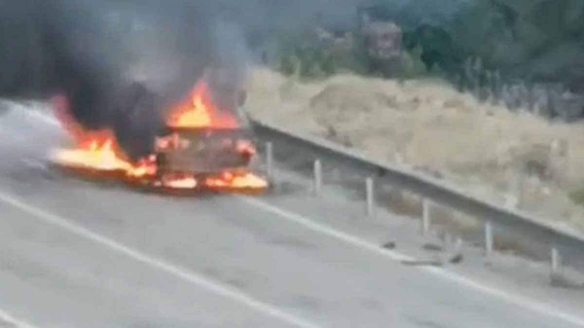 Seyir Halindeki Otomobil Alevlere Teslim Oldu: Sürücü Güçlükle Kurtuldu