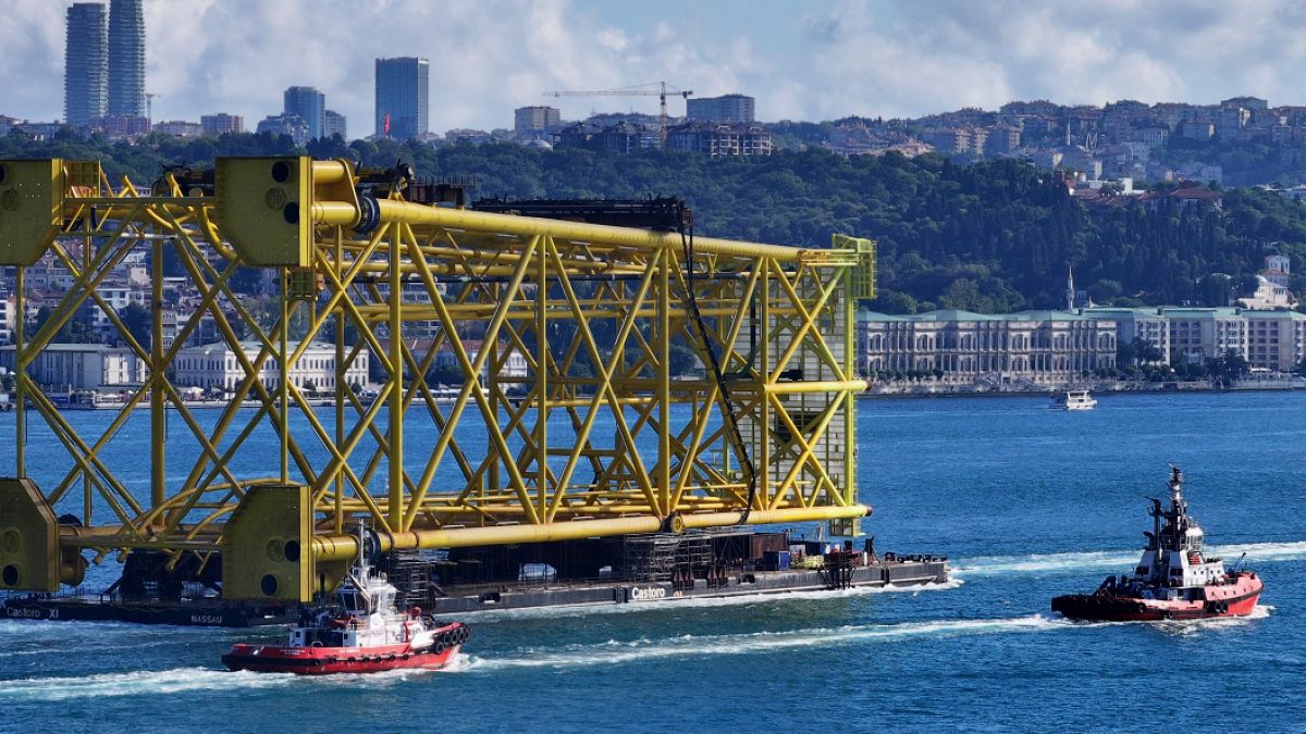İstanbul Boğazı'nda Görkemli Geçiş: 350 Metrelik Sondaj Platformu Trafiği Durdurdu