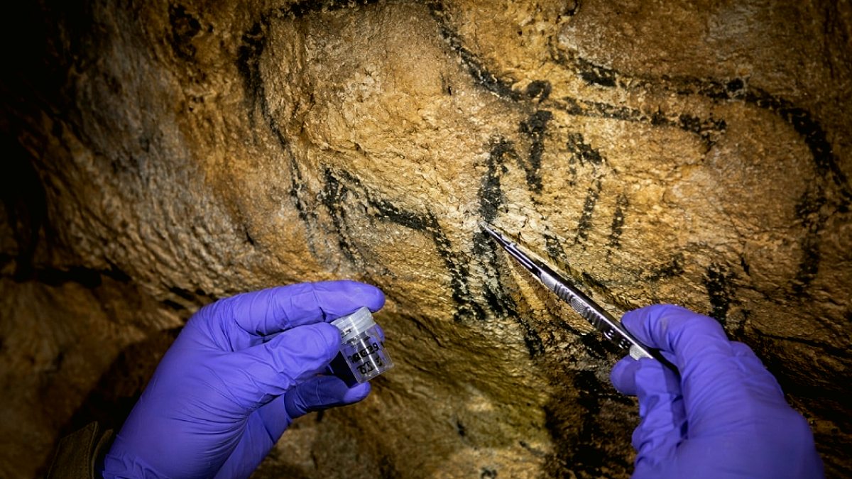 Fransa'da 16.000 Yıllık Siyah Çizgiler Tarih Öncesi Sanata Işık Tutuyor