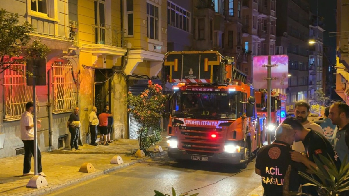 Beyoğlu'nda Bina Duvarı Çöktü: Sakinler Tahliye Edildi, Bina Mühürlendi