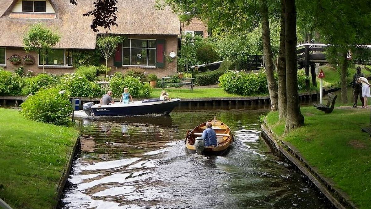 Hollanda'nın Trafiksiz Cenneti: Giethoorn'a Milyonlar Akın Ediyor