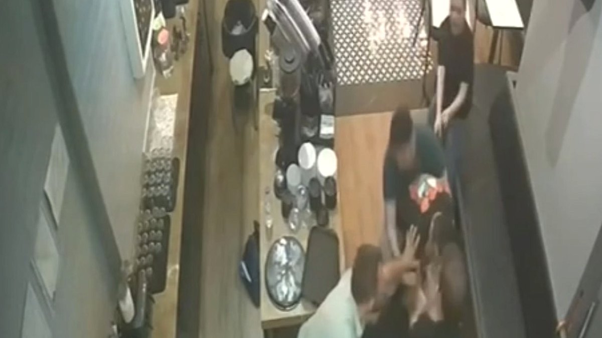 Kadıköy'deki Kafe Saldırısı Güvenlik Kamerasına Yansıdı: Çalışan Hastanelik Oldu