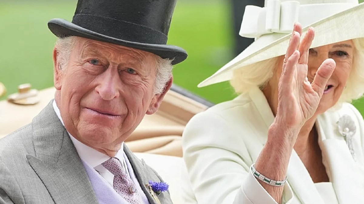 Buckingham Sarayı Kraliyet Konutu Olmayacak: Charles ve Camilla Clarence House'da Kalıyor