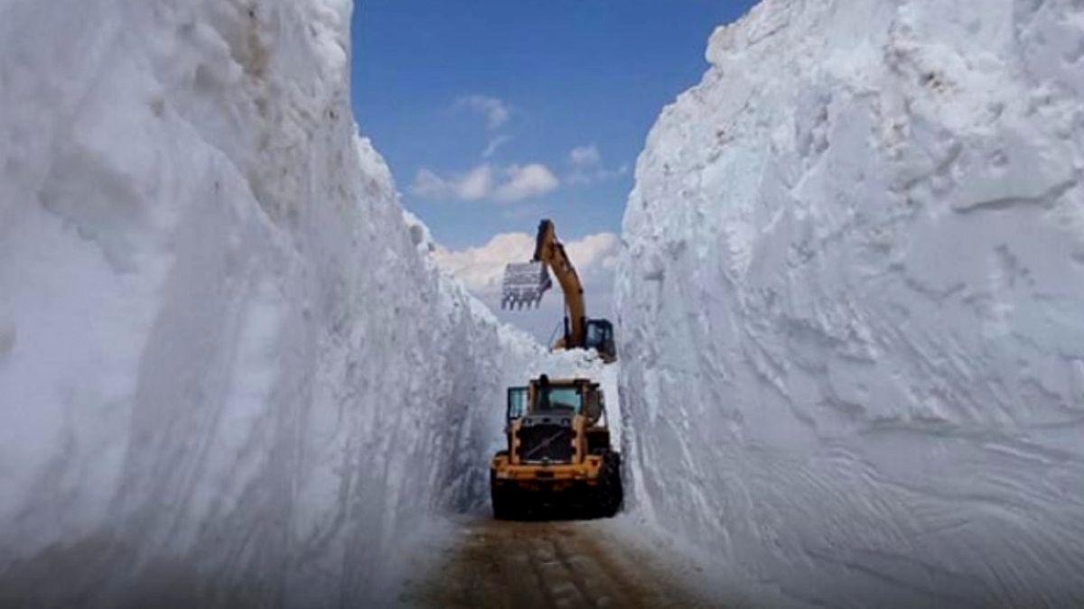 Temmuz Yaklaşırken Hakkari'de 5 Metrelik Kar Duvarları Aşılıyor