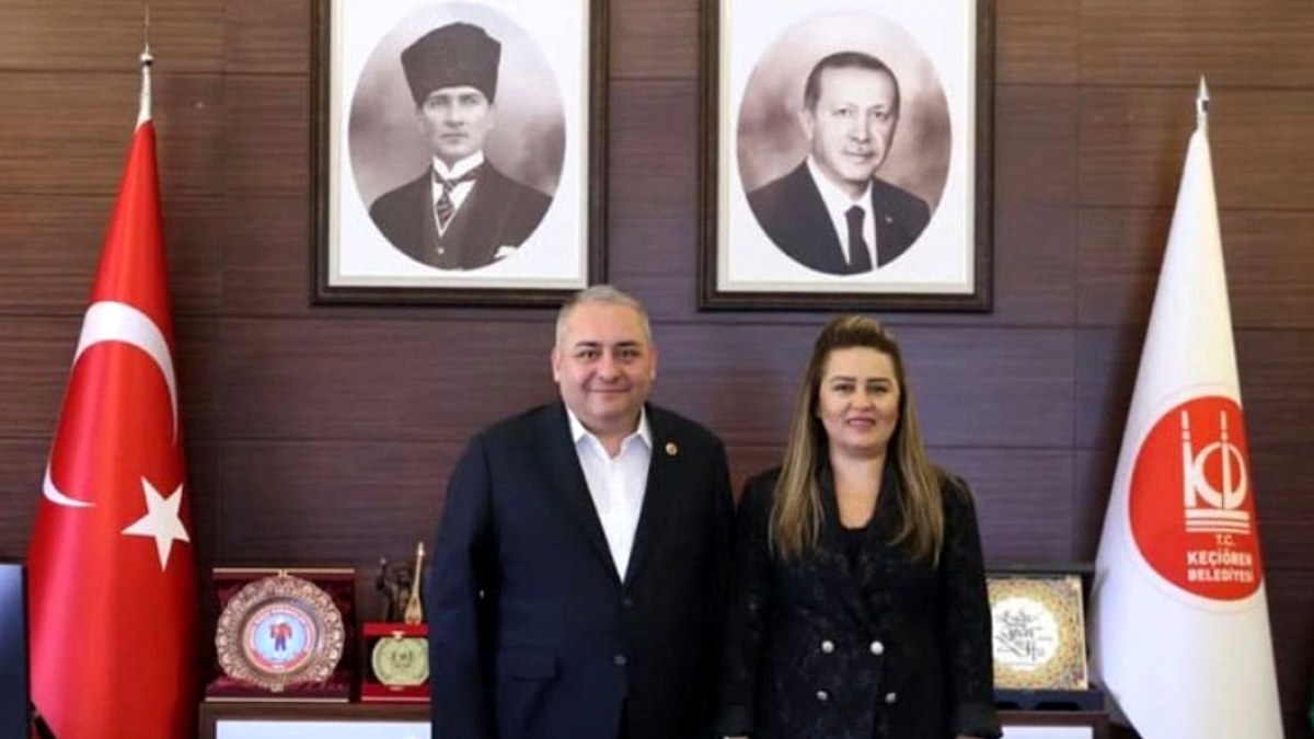 Parti Değiştiren Başkanın Makamındaki Atatürk Figürü Tartışma Yarattı