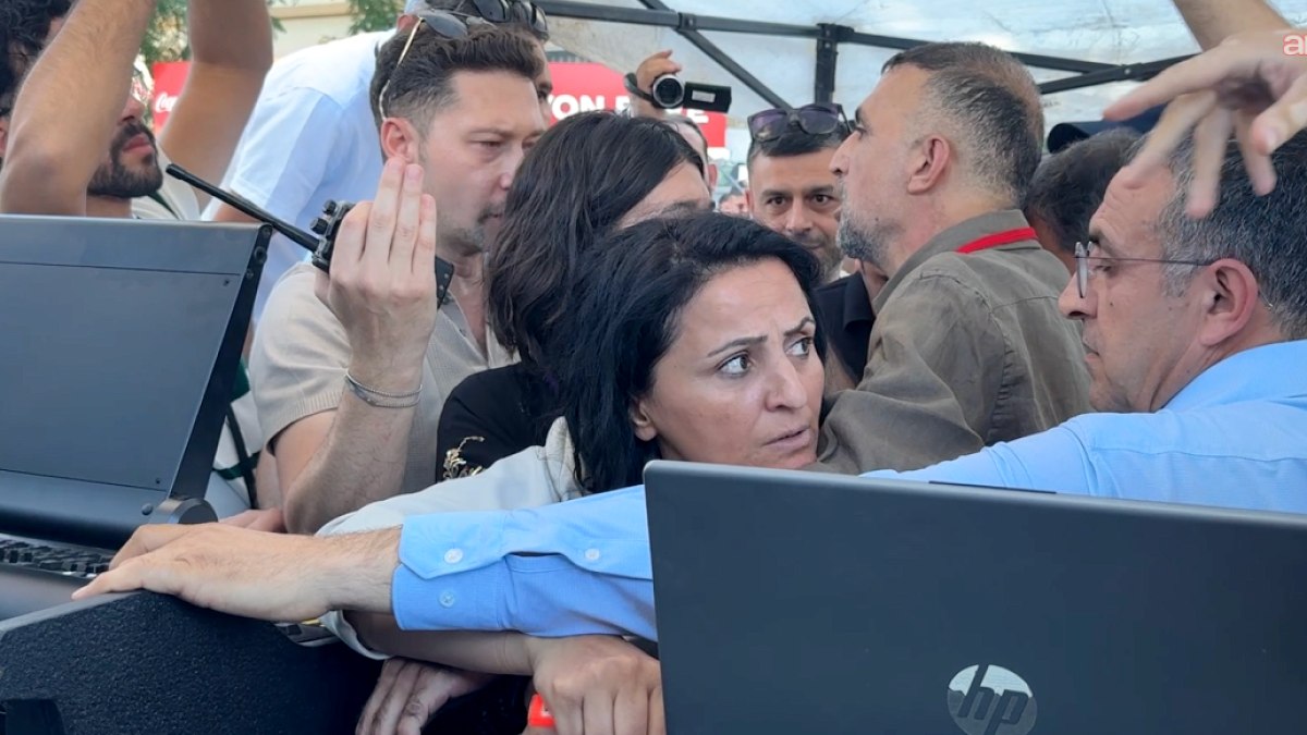 Diyarbakır Mitinginde DEM Parti Vekilleriyle Polis Arasında Flaş Bellek Krizi