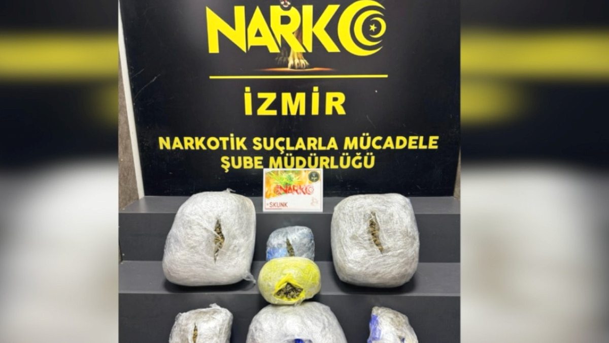 İzmir'de Narkotik Operasyonu: Durdurulan Araçtan 15 Kilogram Uyuşturucu Çıktı