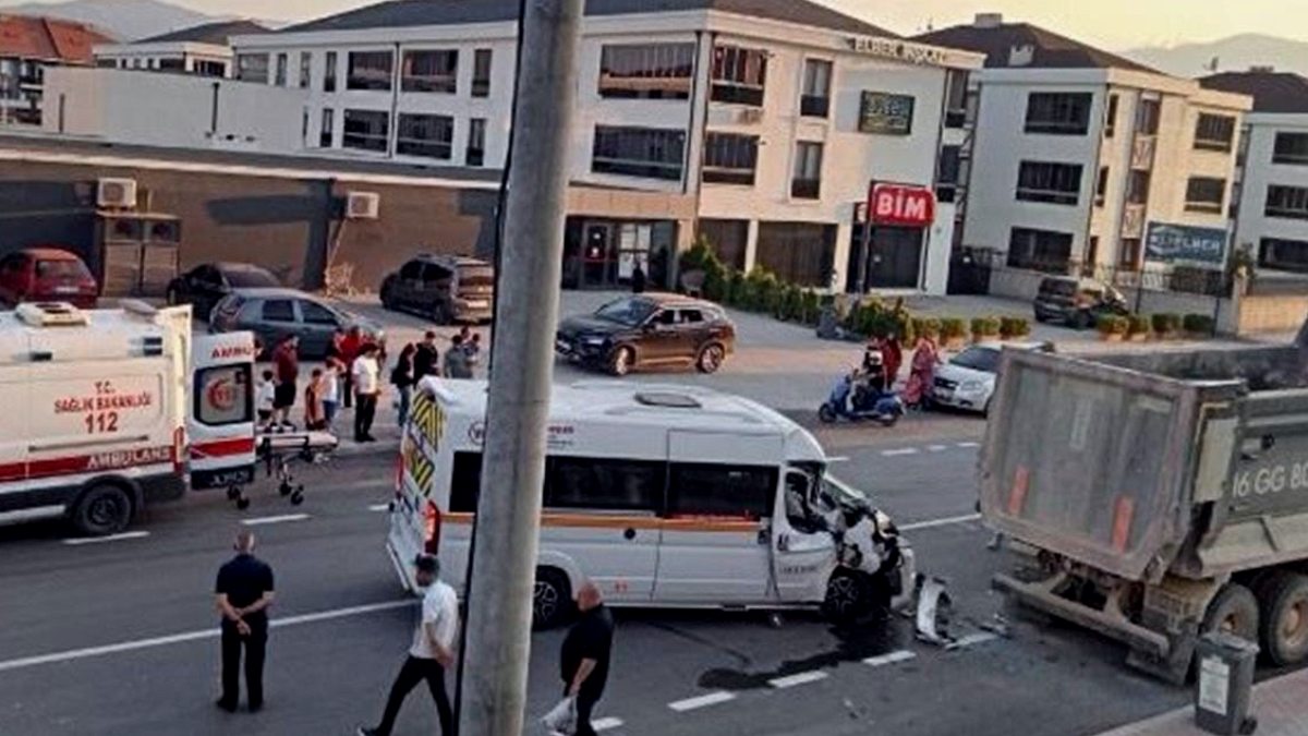 Bursa'da Minibüs Kamyona Çarptı: Sürücü Ağır Yaralandı