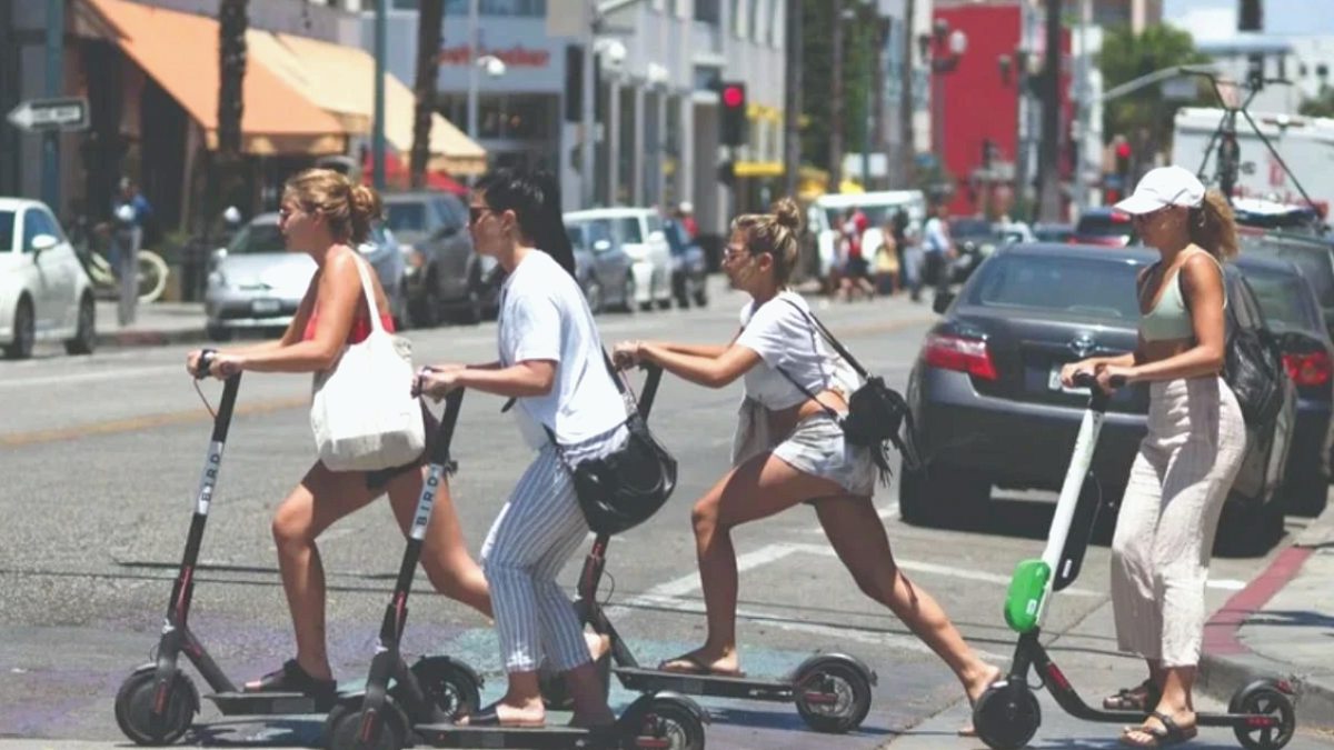 Yunanistan'da Elektrikli Scooter Düzenlemesi: 17 Yaş Sınırı ve Hız Kısıtlamaları Geliyor