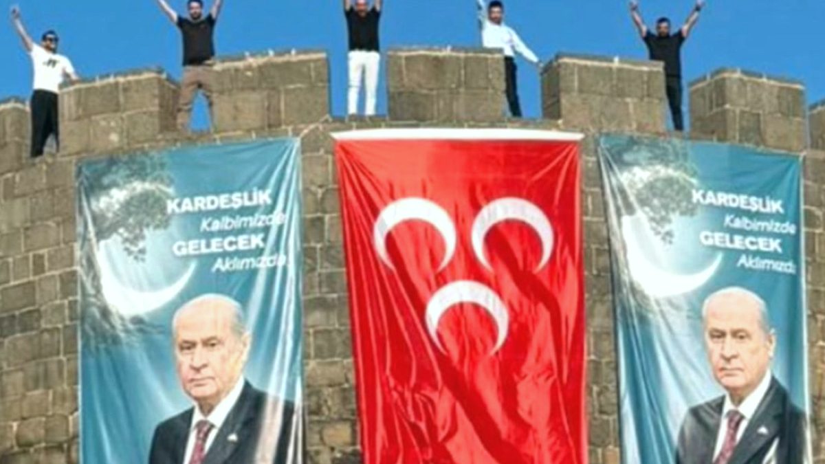 Diyarbakır Surlarına MHP'den 'Kardeşlik' Pankartı: Ülkücü Selamıyla Dikkat Çekti