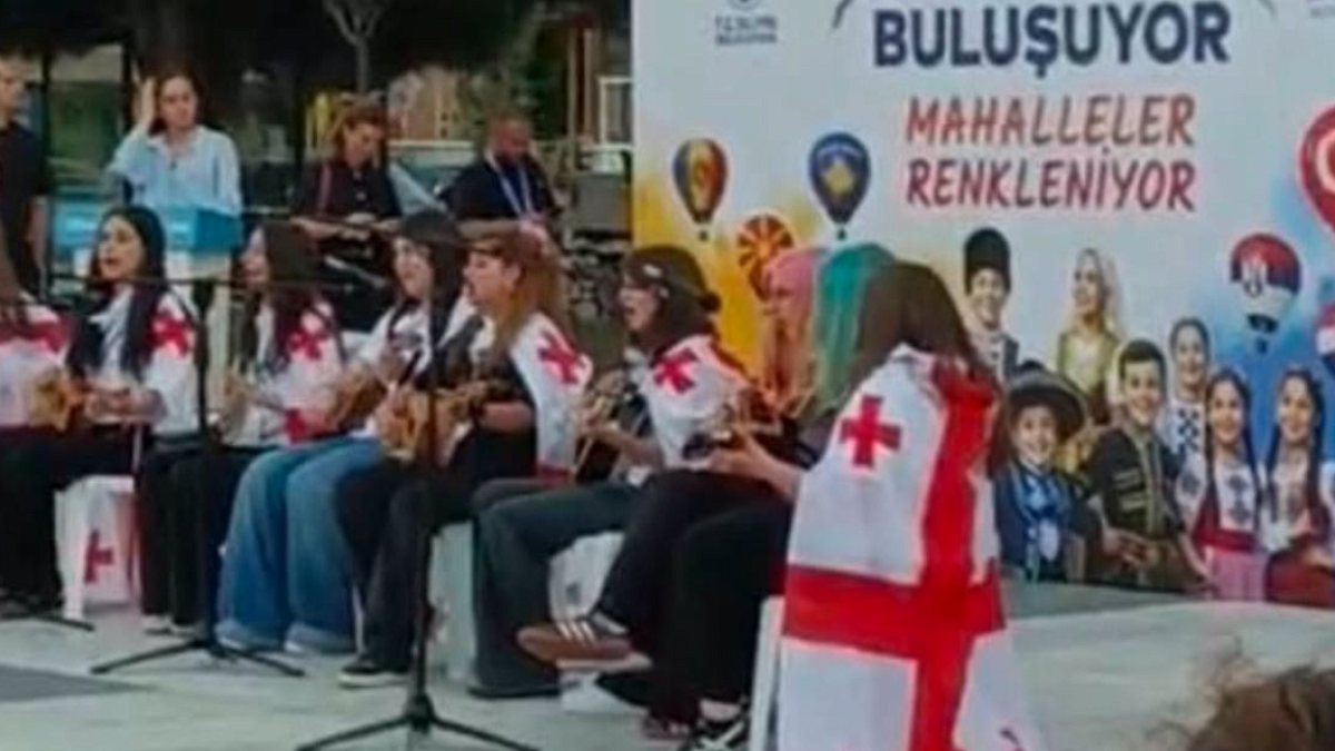 MHP'li Başkan Gürcistan Bayrağını Yanlış Anladı: Suç Duyurusu Şoku