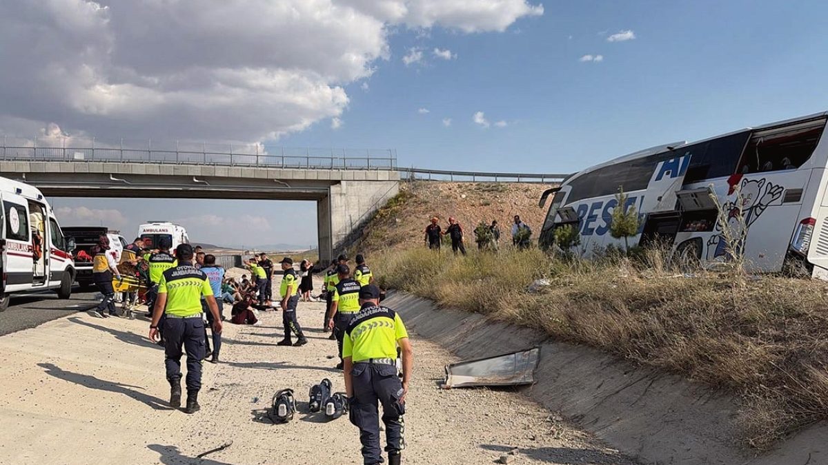 Aksaray'da Otobüs Yoldan Çıktı: Çok Sayıda Yolcu Yaralandı