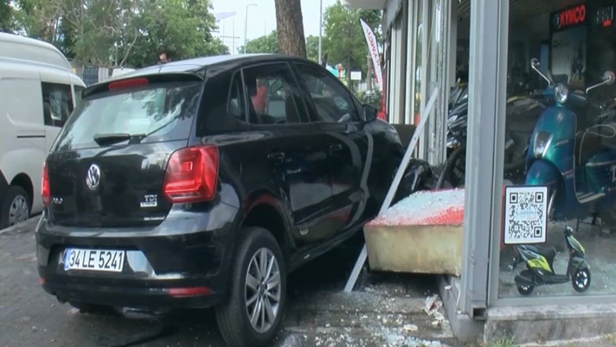 Kadıköy'de Sürüş Hatası: Otomobil Motosiklet Dükkanına Daldı