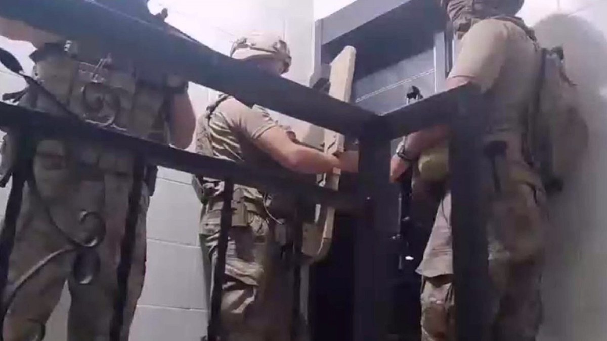 İzmir'de NATO Zirvesi Öncesi Geniş Çaplı Operasyon: Çok Sayıda Gözaltı
