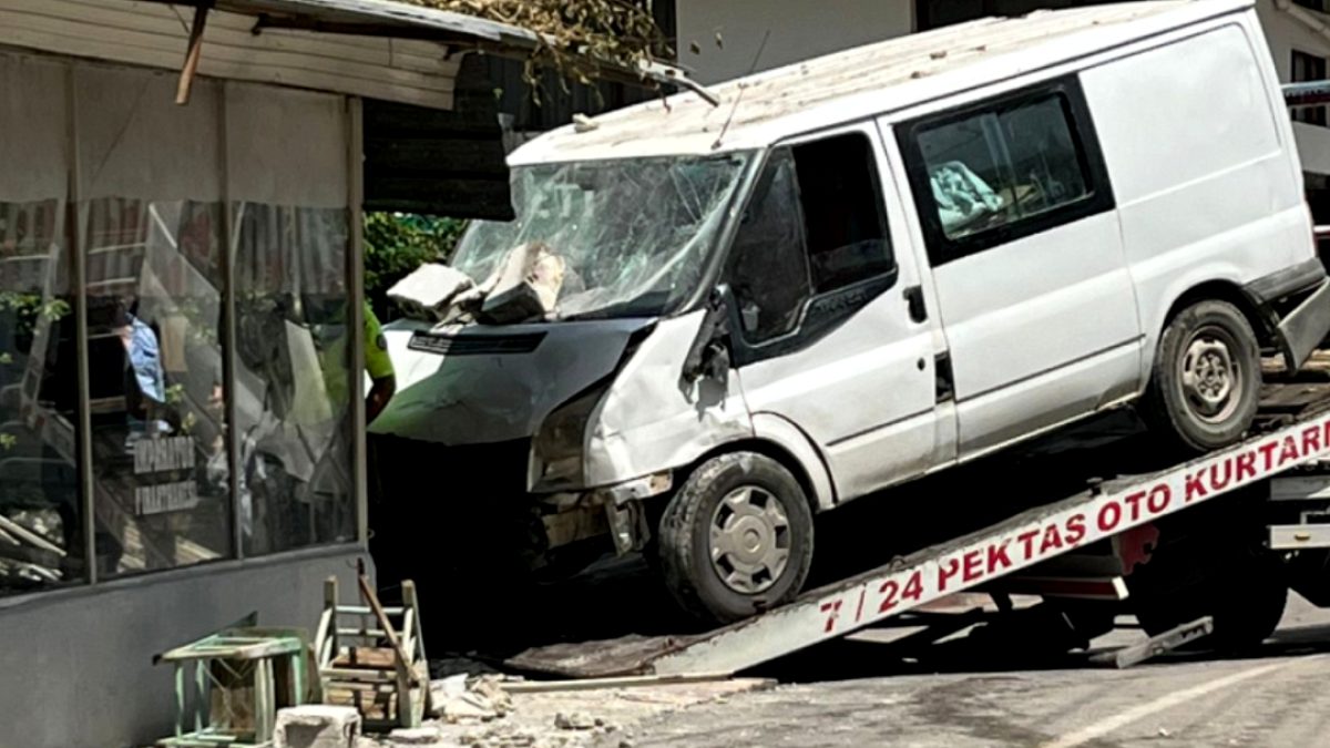 Kadirli'de Kan Donduran Kaza: Kıraathanedekilere Minibüs Dalıverdi