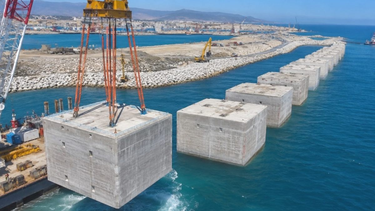 Fas'ın Dev Liman Projesi: 8.500 Tonluk Beton Bloklar Denize İndirildi