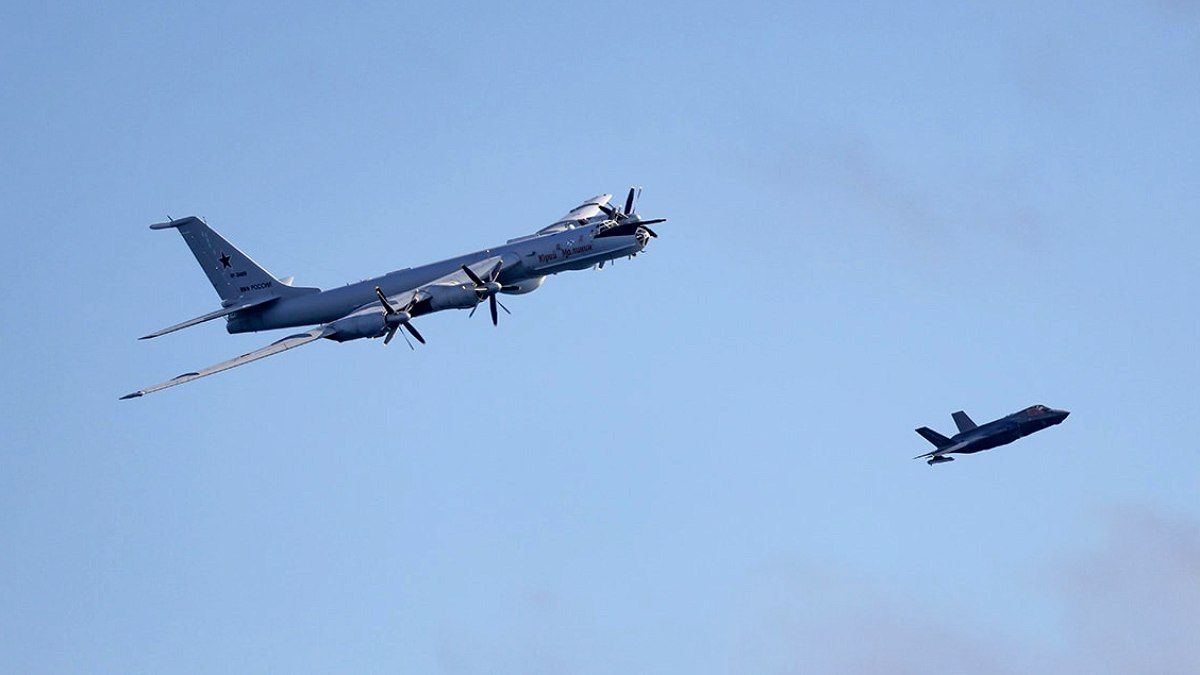 NATO Zirvesi Öncesi Gerilim: Rus Uçakları İngiliz Uçak Gemisi Yakınlarında