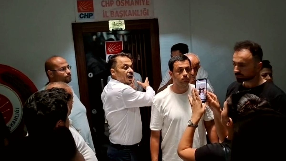 CHP'de İl Başkanlığı Krizi: Çilingirle Girilen Bina ve Gergin Devir Teslim