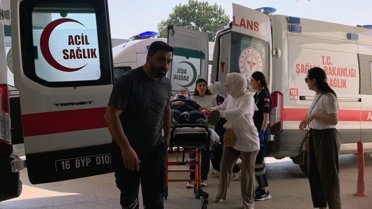 İnegöl'de Kavşakta Tehlikeli Kaza: Otomobil ve Minibüs Çarpıştı, 3 Yaralı