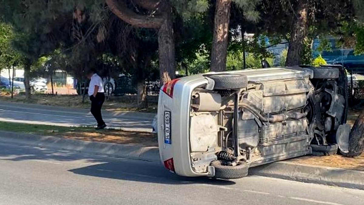 İstanbul'da Sürücü Direksiyon Hakimiyetini Kaybetti: Otomobil Ağaçlara Dalıp Devrildi