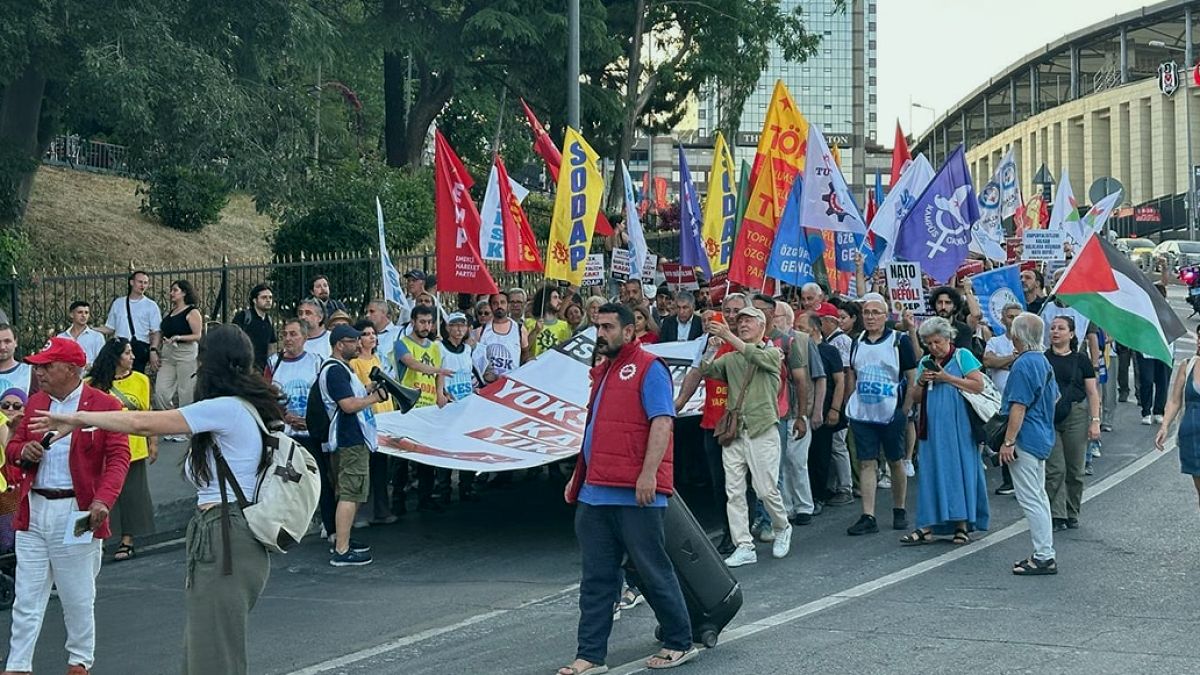 İstanbul'da NATO Karşıtı Yürüyüş: Barış ve Adalet Talebi