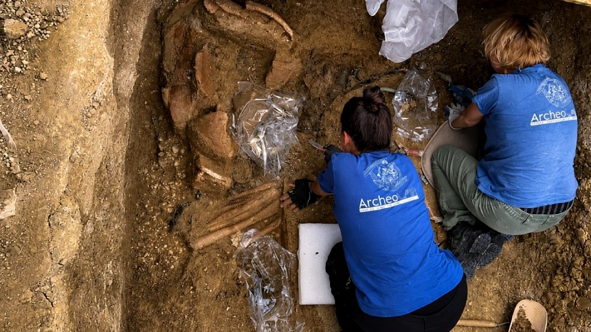 İtalya'da 2600 Yıllık Prens Mezarından Çıkan Gizemli Bronz Kaplar