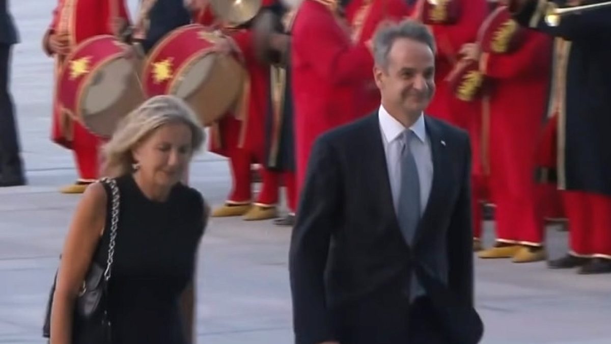NATO Zirvesi'nde Mehter Coşkusu: Miçotakis'e 'Ceddin Deden' Sürprizi