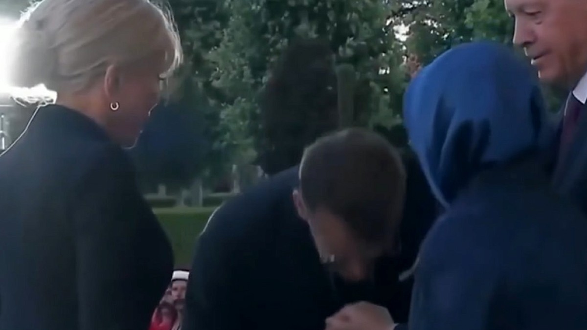 Macron'dan Emine Erdoğan'a Nazik Hareket: Elini Öpmek İstedi