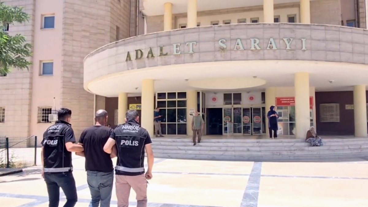 Uyuşturucu Taciri Çiftçi Maskesini Düşürdü: Traktörle 25 Kilo Maddeyle Yakalandı
