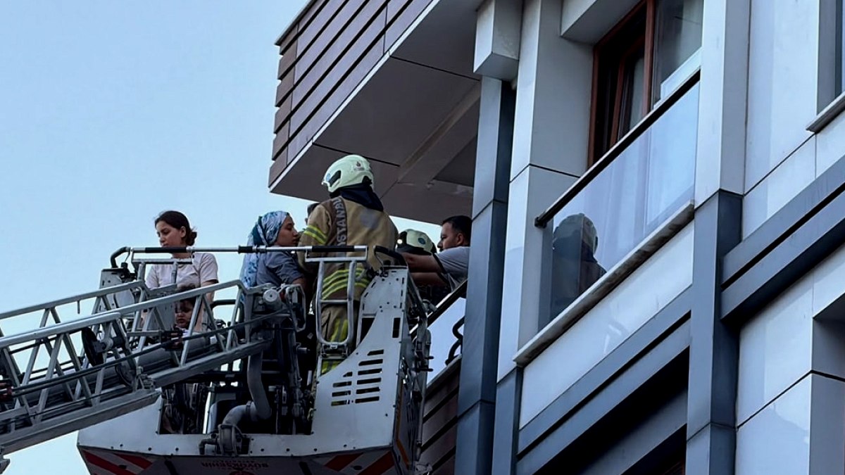 Kağıthane'de Apartman Bodrumunda Yangın: 7 Kişi Kurtarıldı, 4 Kişi Tedavi Altında