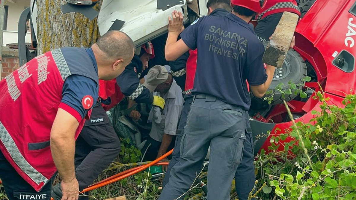 Sakarya'da Trafik Kazası: Vinçli Kamyonet Devrildi, Sürücü Kabinde Sıkıştı