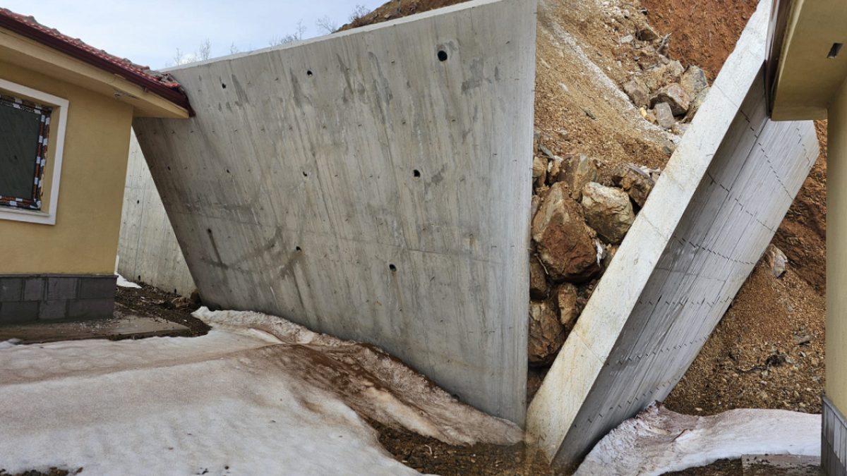 Deprem Konutları Kullanılamaz Halde: Çatı Akıyor, Altyapı Yok