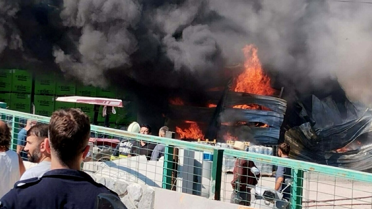 Bodrum'da Yapı Market Deposunda Dehşet Veren Yangın: Yaralı Var