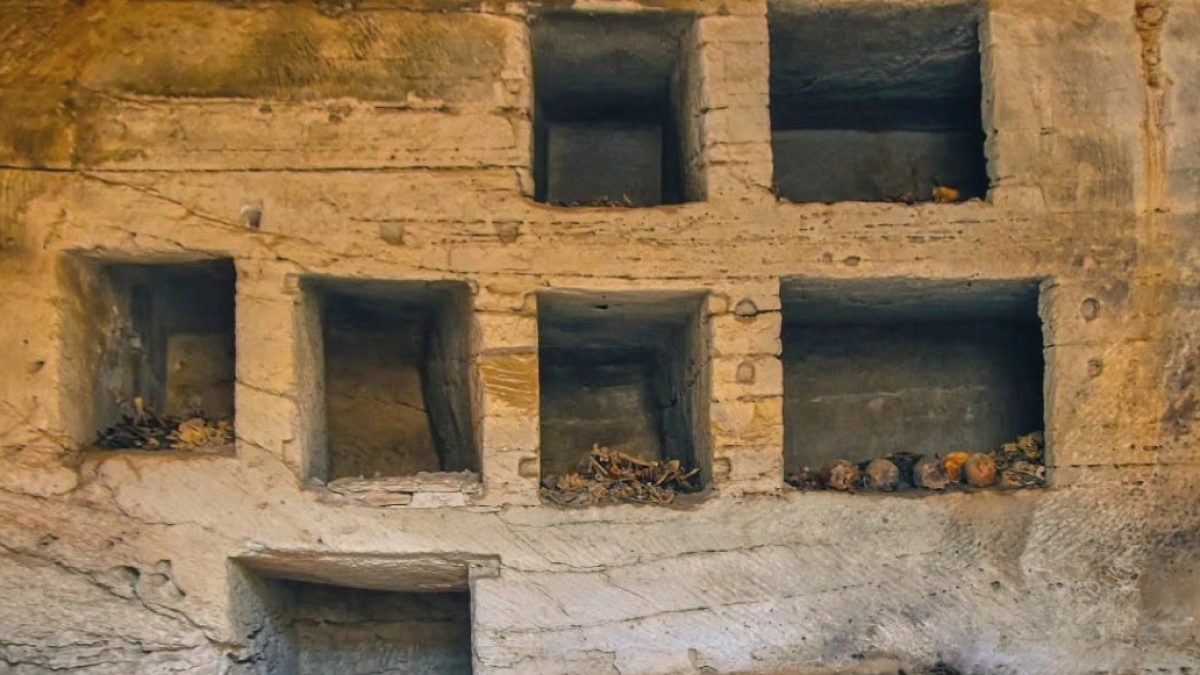 Mısır'da Antik Kentte 18 Yeni Mezar Bulundu: Ağızlarda Altın Tılsımlar Çıktı