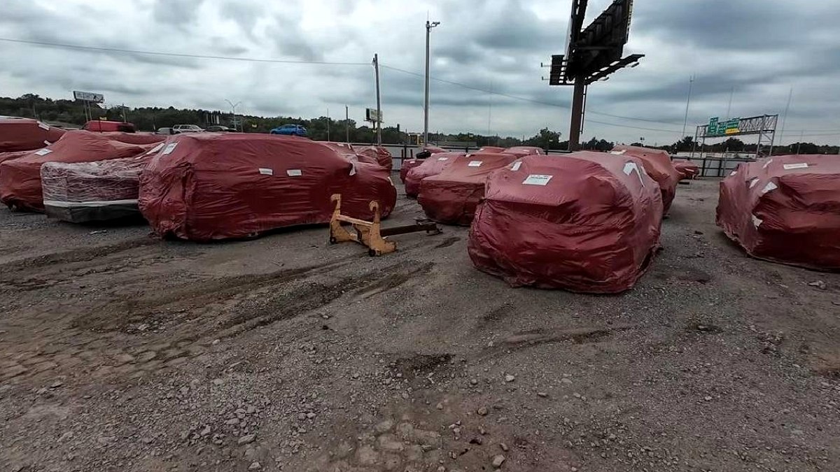 Hasarlı Araçlar Kırmızı Örtüyle Korunuyor: Dokunana Yüksek Cezalar Kesiliyor
