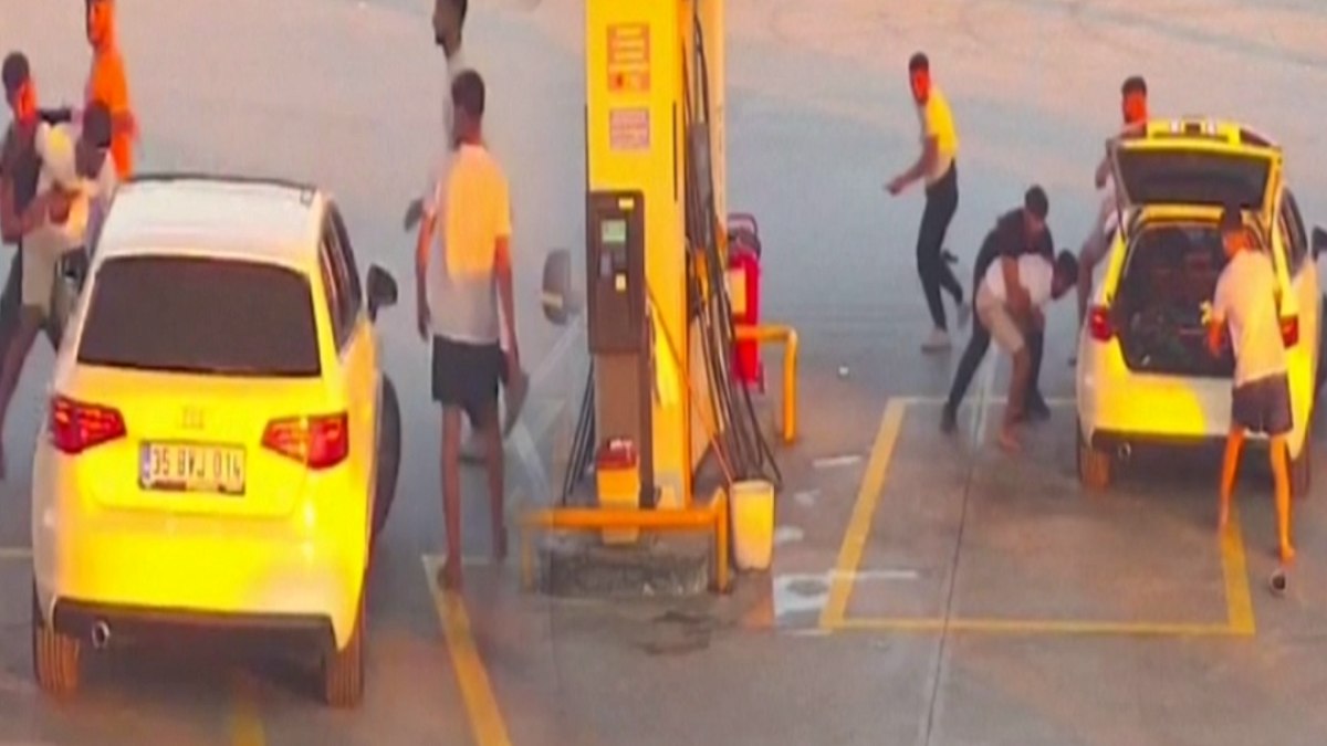 Kuşadası'nda Trafik Tartışması Kanlı Bitti: Kavga Kamerada