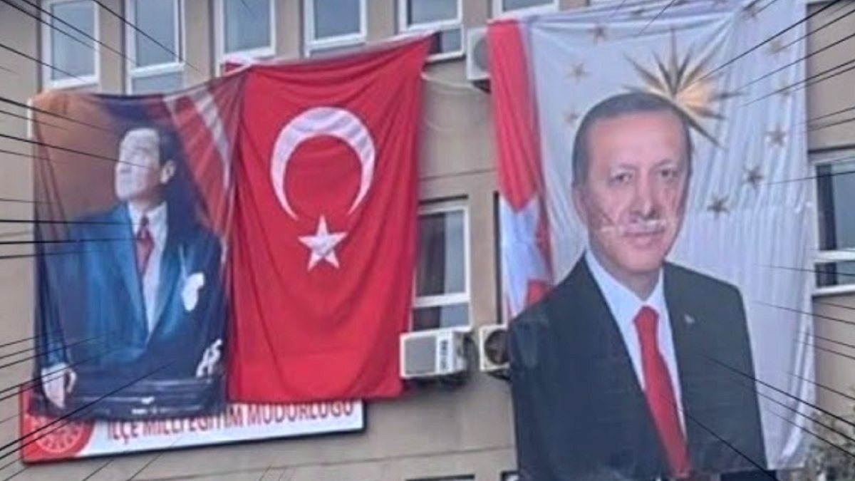 Okuldaki Cumhurbaşkanı Posterine Tepki Gösteren Öğretmene Ceza İddiası