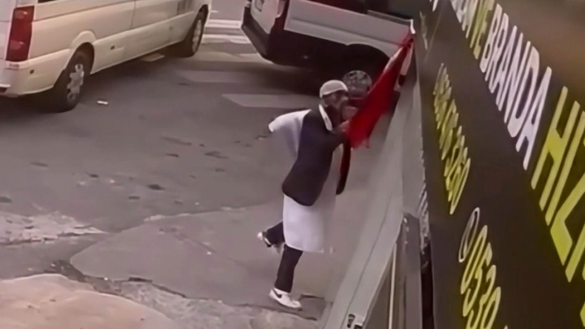 Türk Bayrağını Yere Atan Şahıs Yakalandı: Sabıka Kaydı Şoke Etti