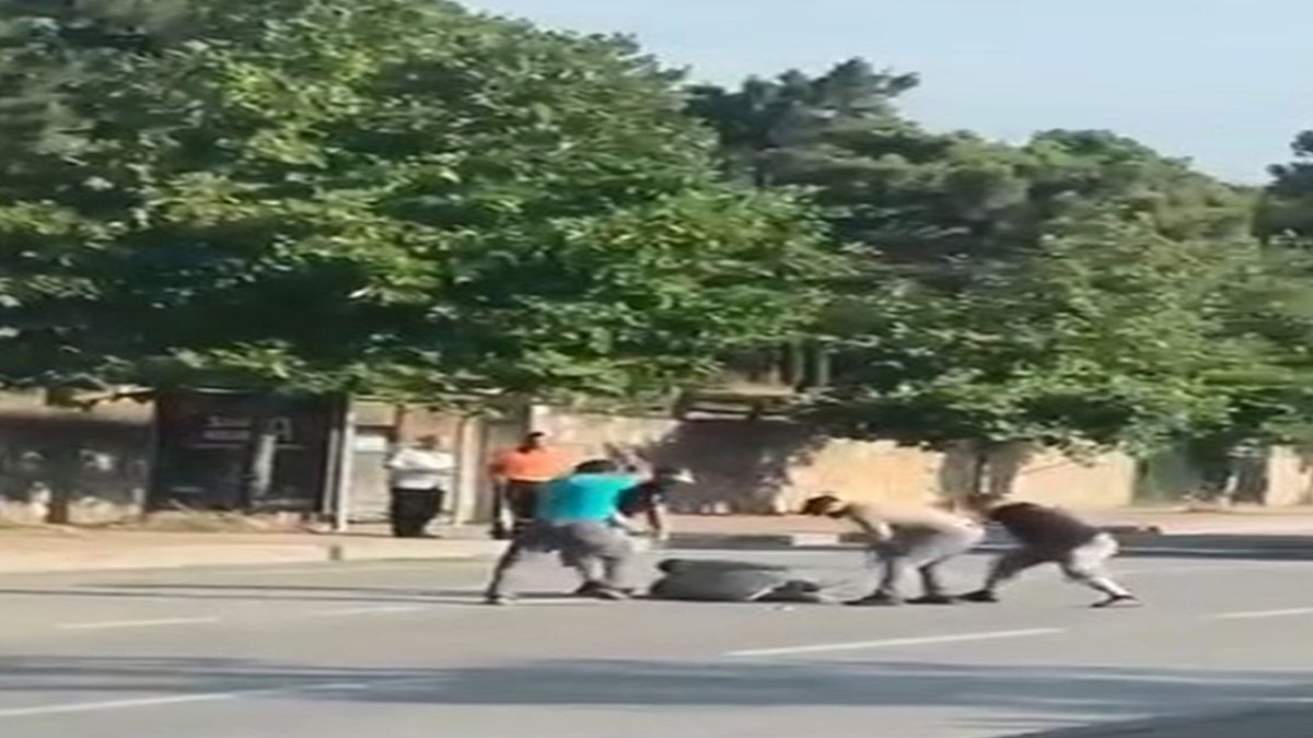 Gebze'de Trafikte Kavga: 4 Kişi Sopayla Saldırıp Yerde Dövme Anı Kamerada