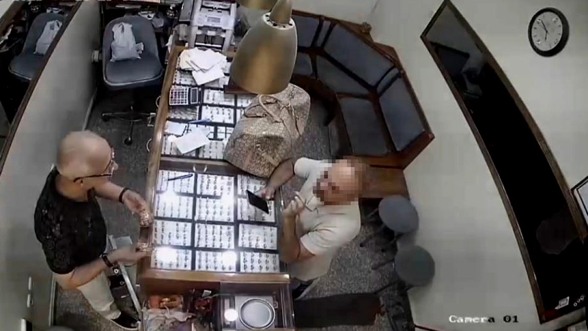 Kuyumcudan Müşteri Gibi Girip 2.5 Milyon TL'lik Altınları Çaldı, Polisten Kaçamadı