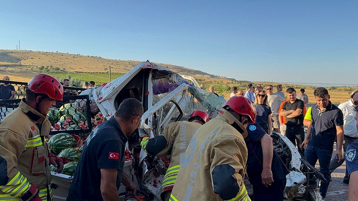 Manisa'da Kamyonet TIR'a Arkadan Çarptı: 2 Yaralı, Biri Ağır Durumda