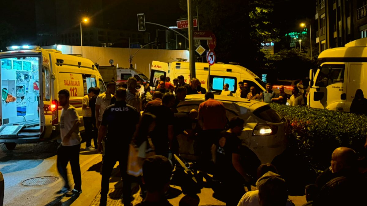 Ümraniye'de Korkunç Kaza: Hafriyat Kamyonu Otomobili Sürükledi, 4 Yaralı