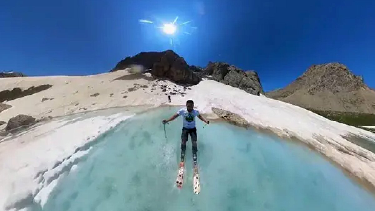 2500 Metre Rakımdaki Buzul Gölünde Nefes Kesen Kayak Performansı